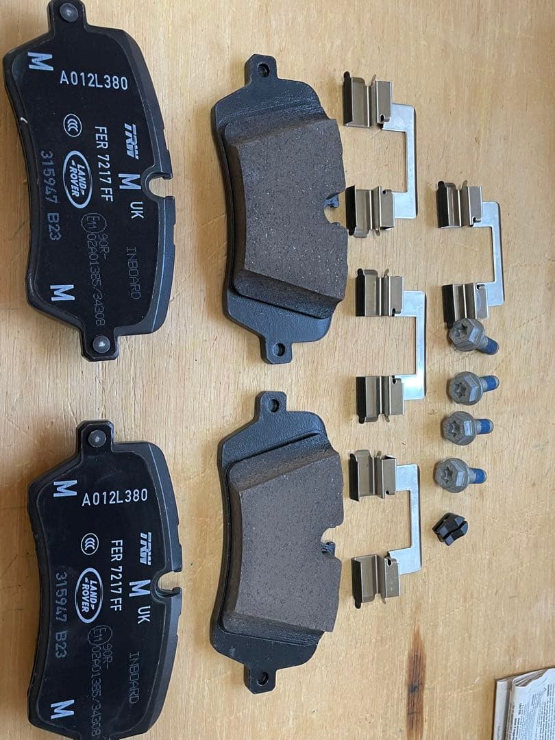 ランドローバーディフェンダー　純正ブレーキパッド+パッドセンサー　新品前後セット