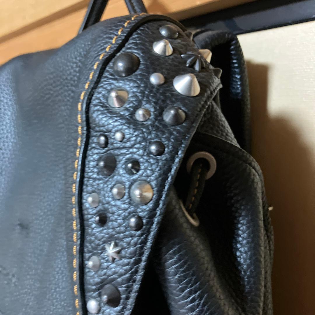スタッズ付き黒リュック