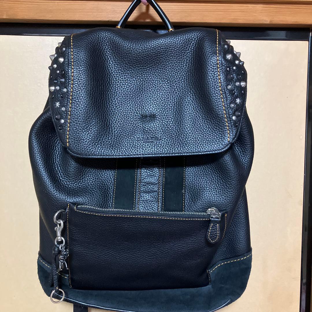 スタッズ付き黒リュック