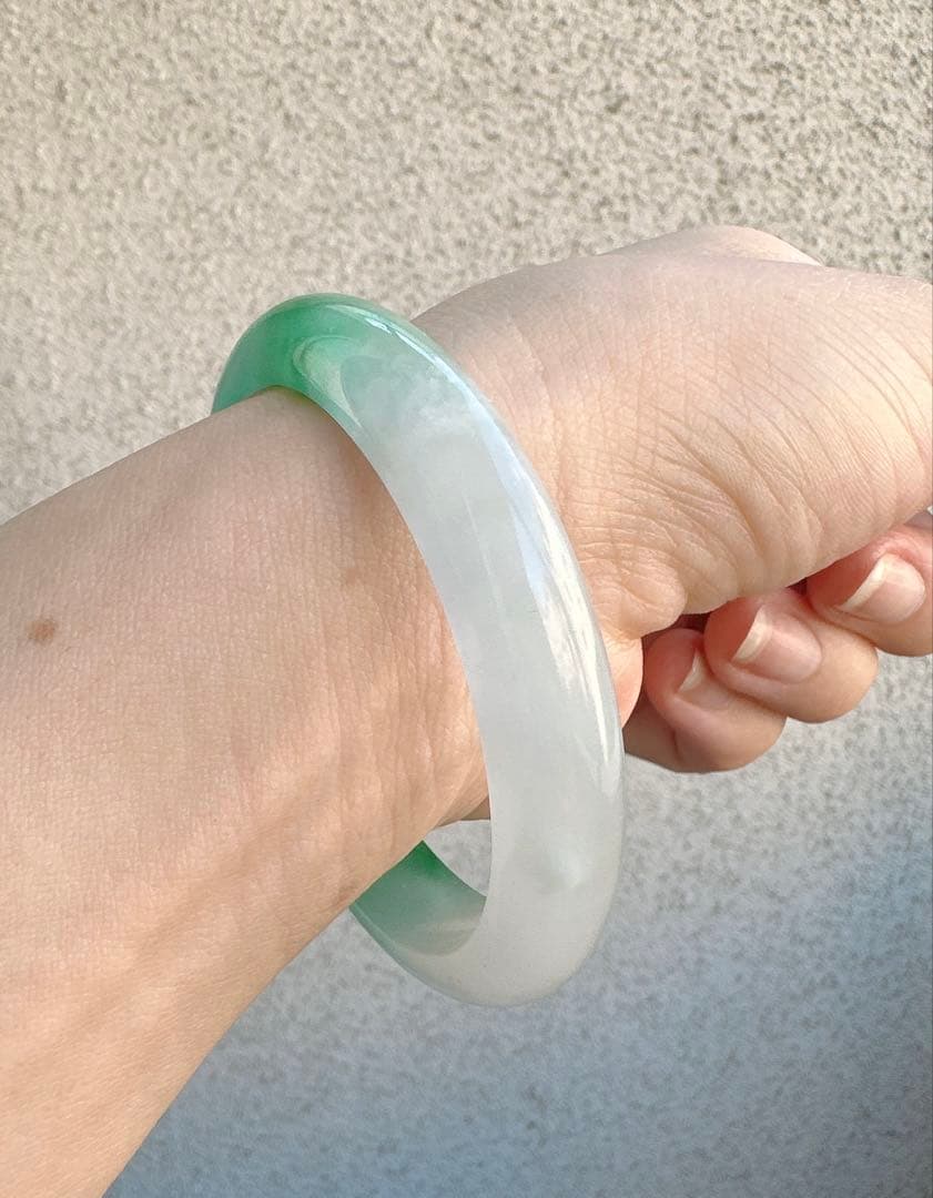 透明感のある薄グレーとグリーンのAランク翡翠ヒスイ鑑定書付き