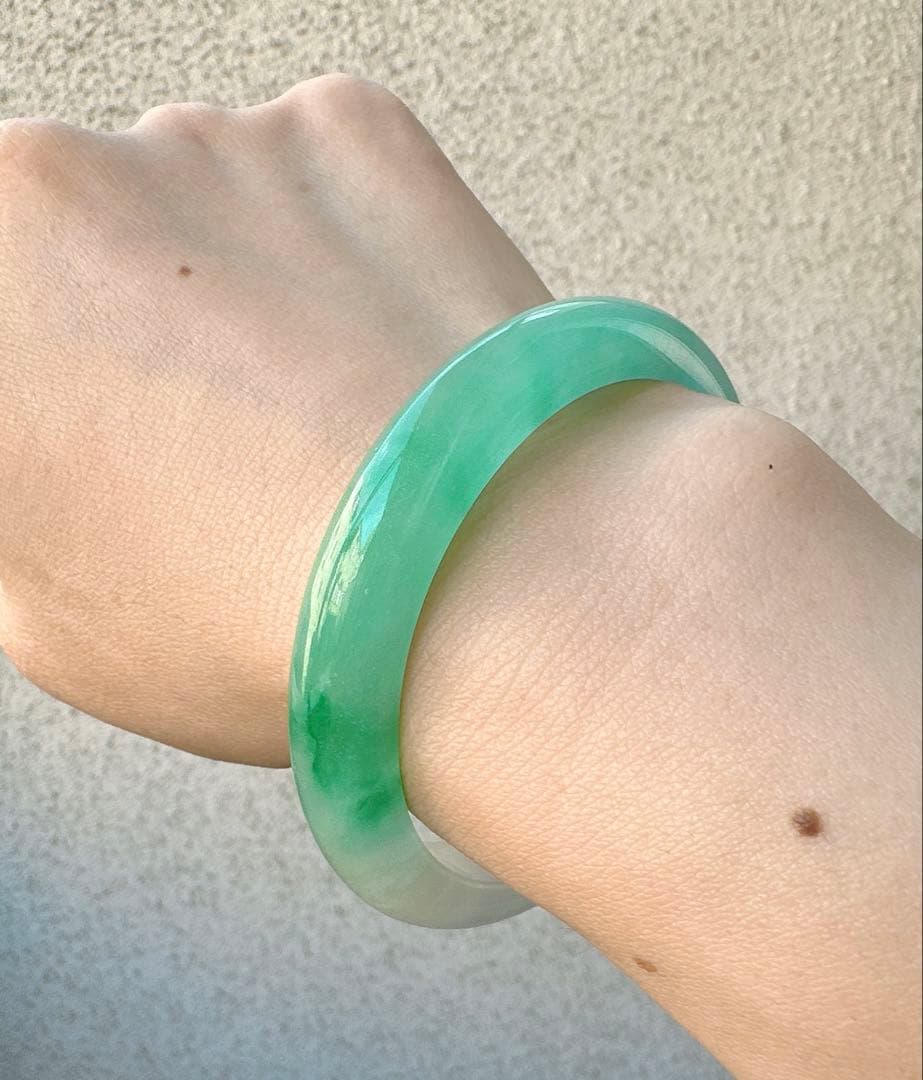 透明感のある薄グレーとグリーンのAランク翡翠ヒスイ鑑定書付き