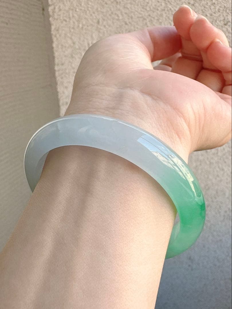 透明感のある薄グレーとグリーンのAランク翡翠ヒスイ鑑定書付き