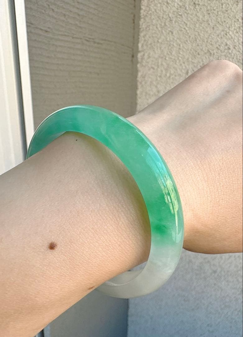 透明感のある薄グレーとグリーンのAランク翡翠ヒスイ鑑定書付き