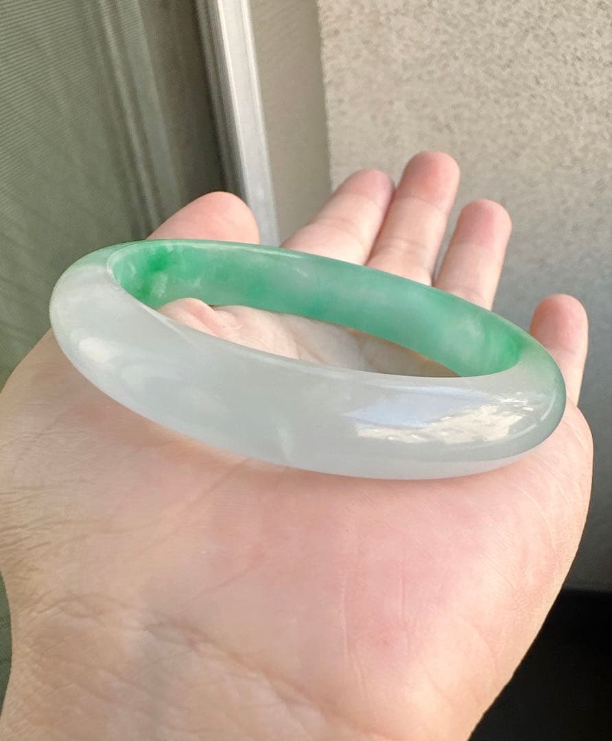 透明感のある薄グレーとグリーンのAランク翡翠ヒスイ鑑定書付き