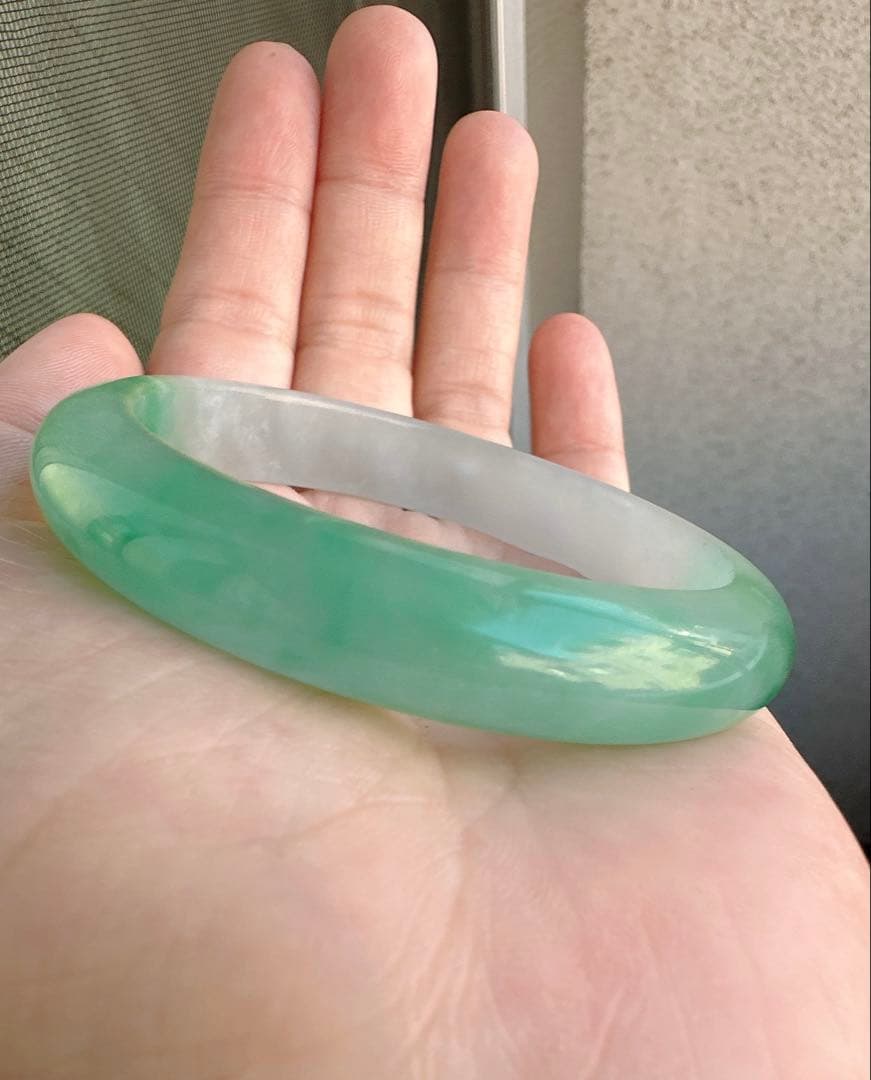 透明感のある薄グレーとグリーンのAランク翡翠ヒスイ鑑定書付き