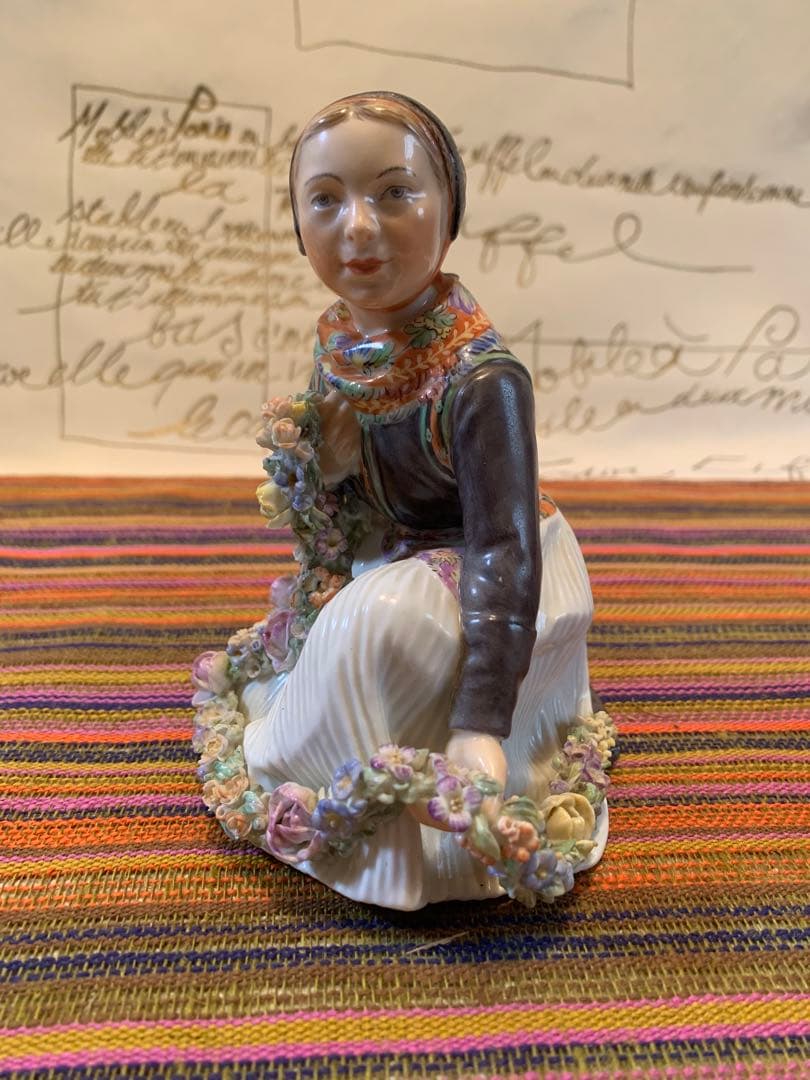 ロイヤルコペンハーゲン　アンティーク　レア民族衣装シリーズの女の子フィギュリン！