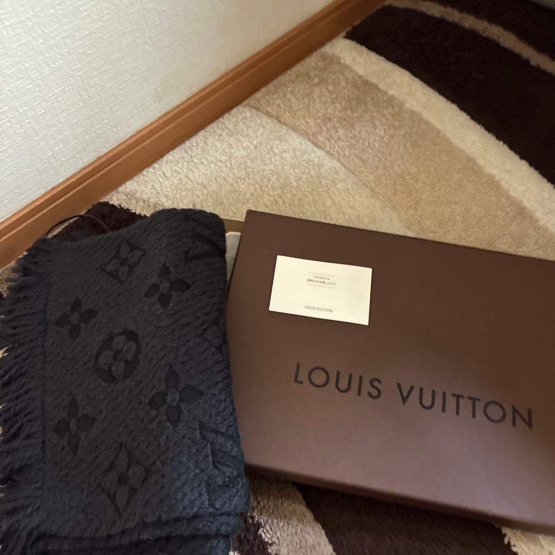 ルイヴィトン　濃いグレー　ロゴ入り マフラー