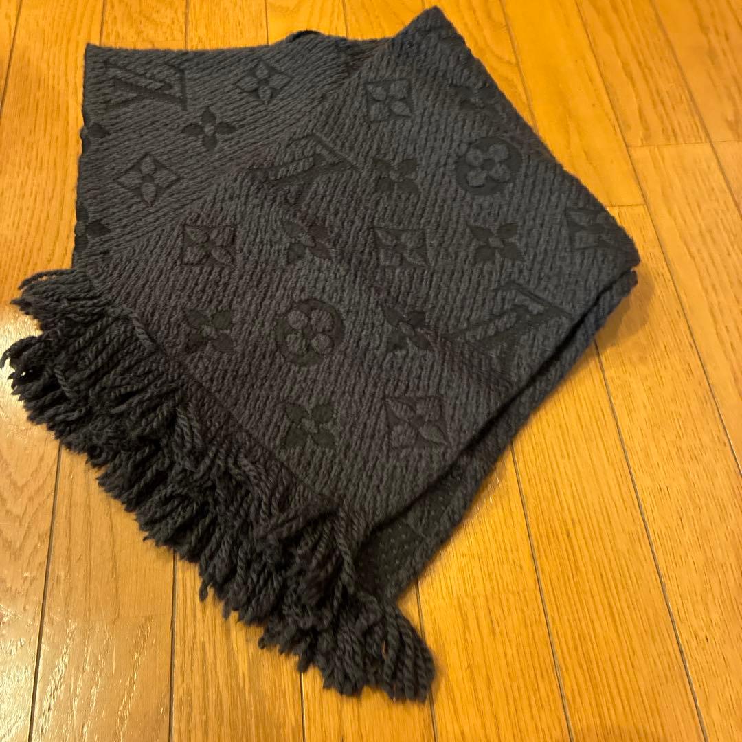ルイヴィトン　濃いグレー　ロゴ入り マフラー