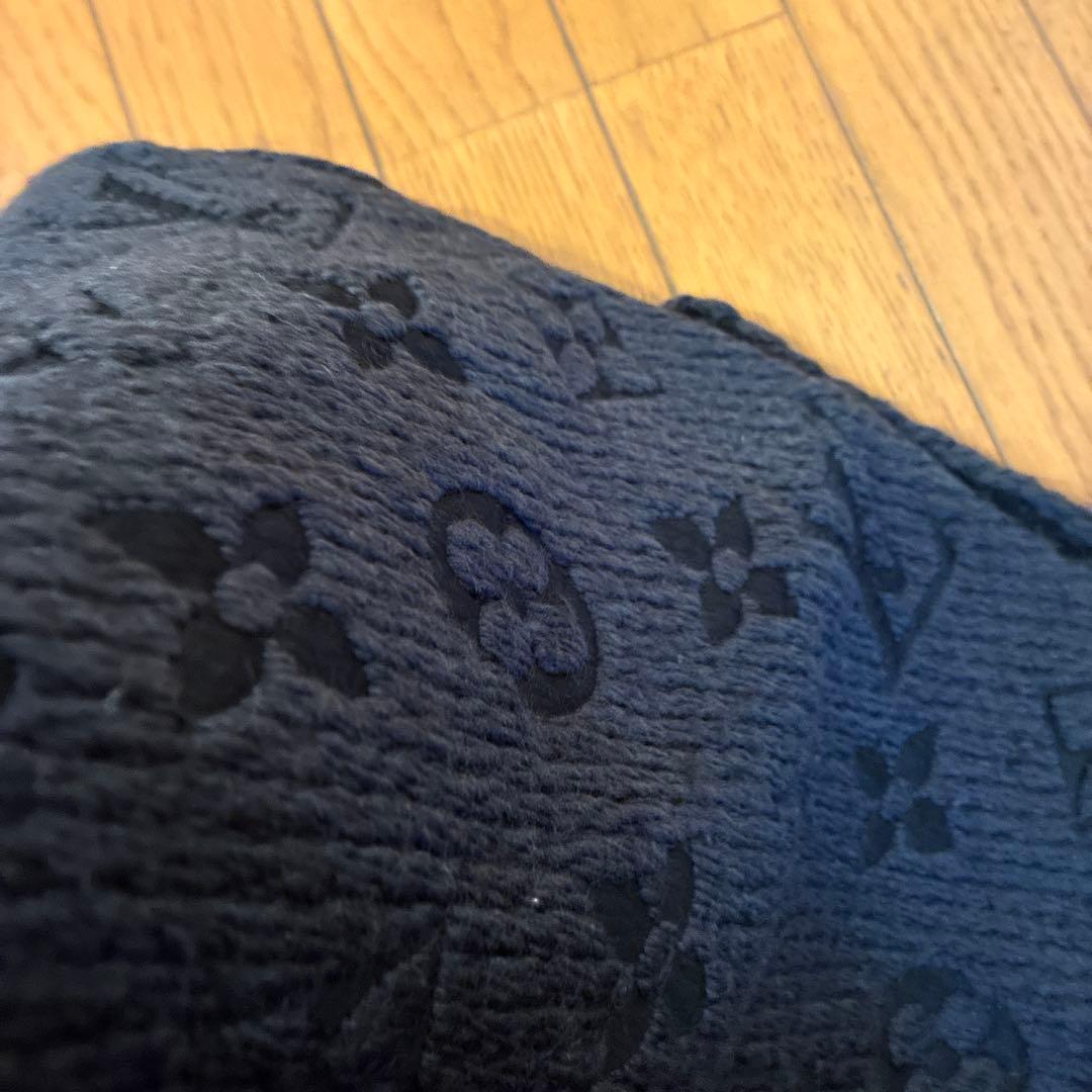 ルイヴィトン　濃いグレー　ロゴ入り マフラー