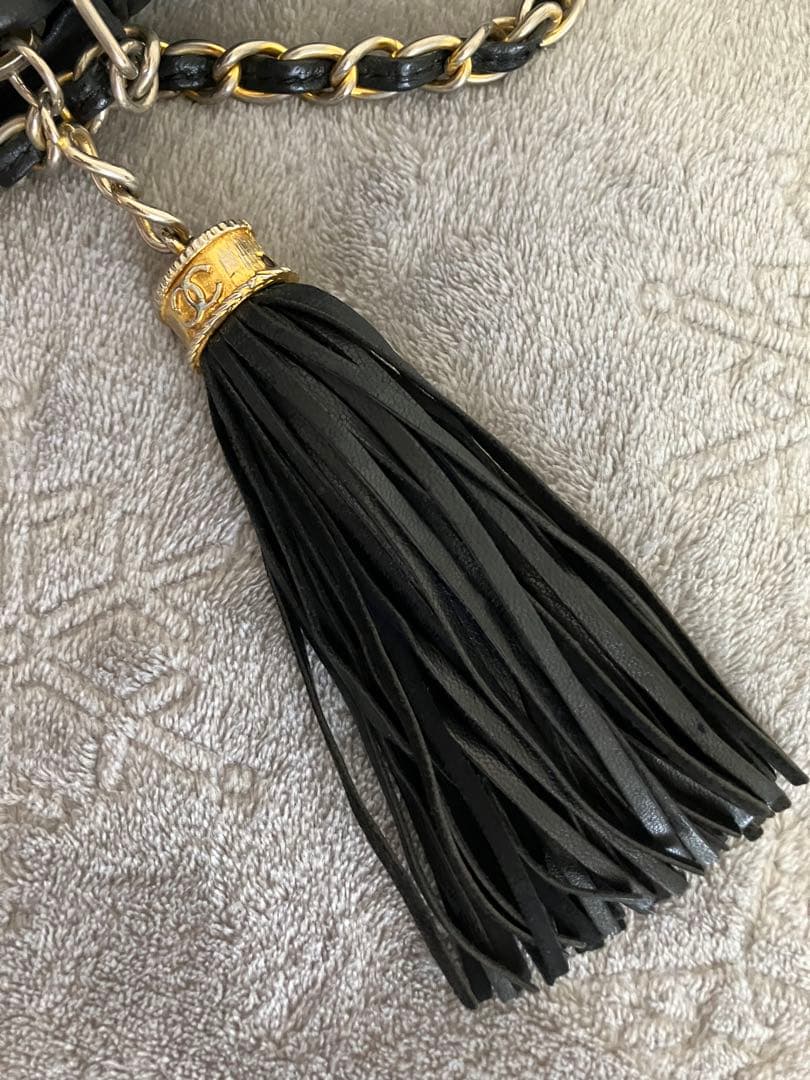 CHANEL ブラック ショルダーバッグ タッセル付き