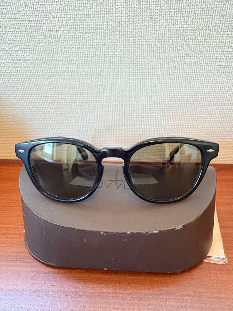 Oliver Peoples ブラックサングラス