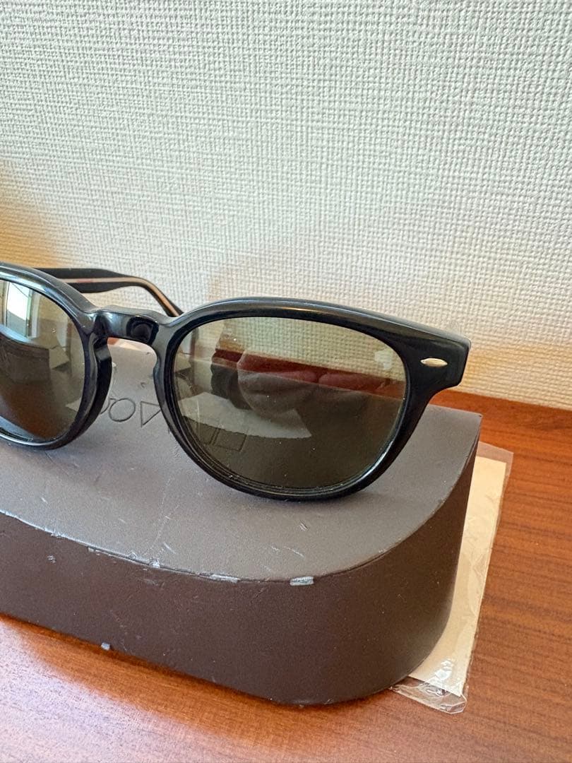 Oliver Peoples ブラックサングラス