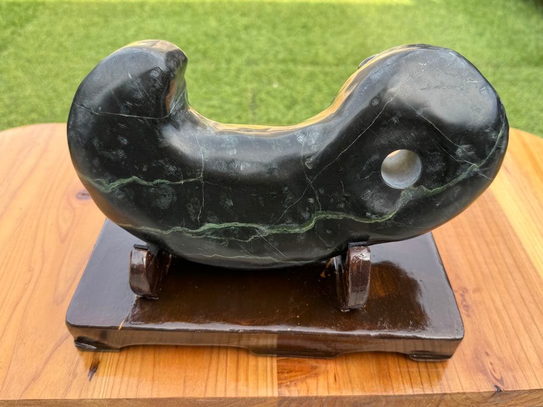 一点物 白蛇石 秩父 埼玉産 勾玉 蛇 鑑賞石 天然石 干支 巳年 蛇紋石 水石