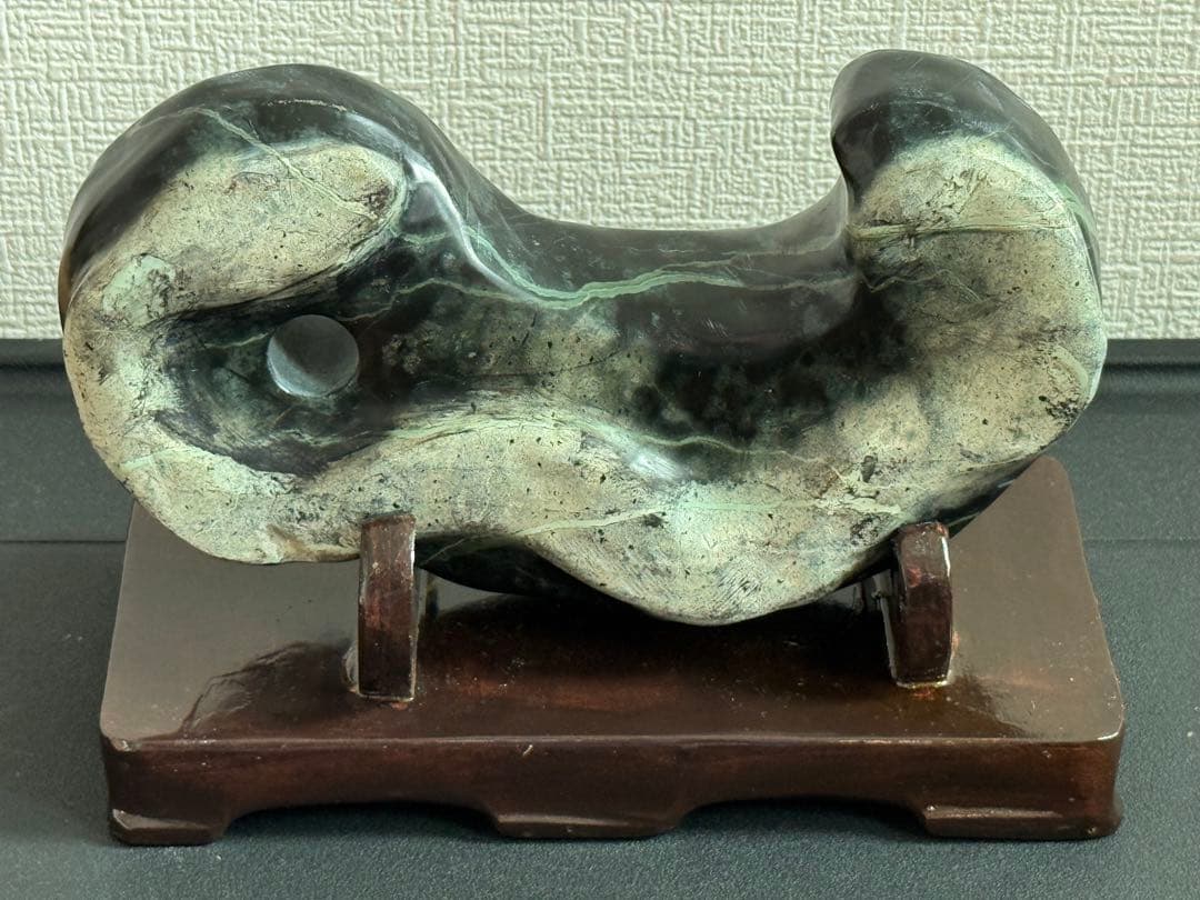 一点物 白蛇石 秩父 埼玉産 勾玉 蛇 鑑賞石 天然石 干支 巳年 蛇紋石 水石