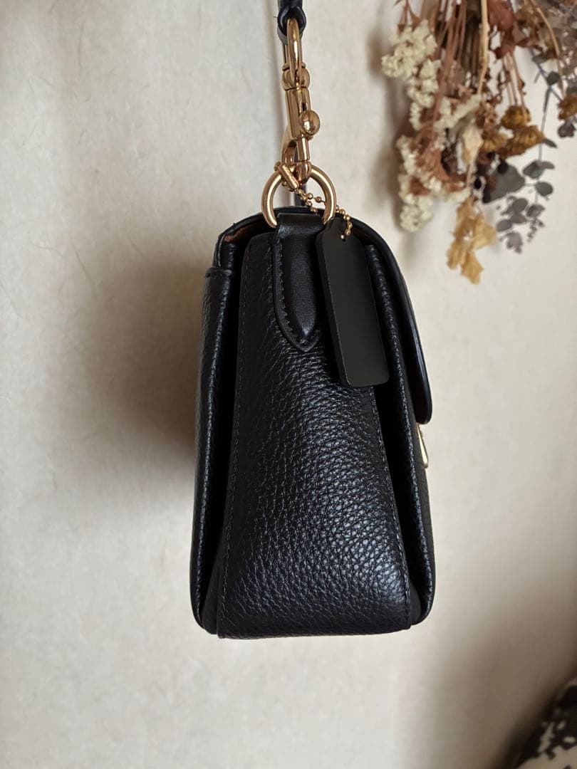 黒いレザー風ショルダーバッグ