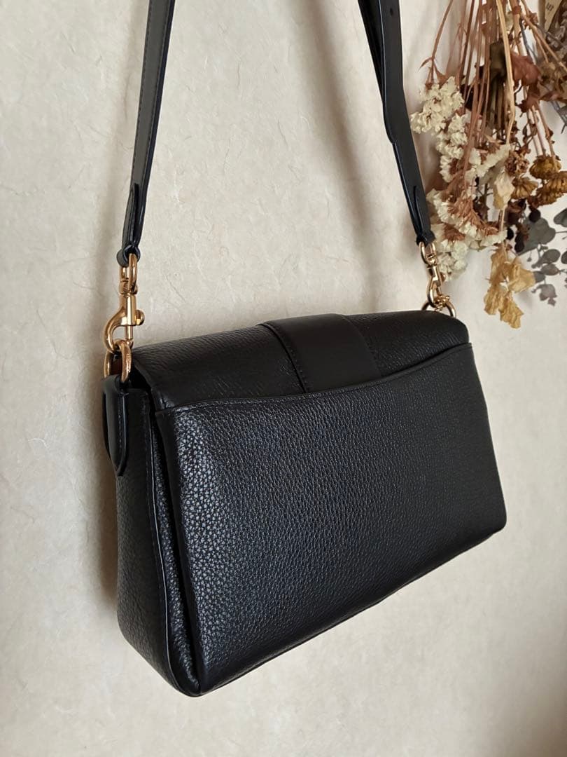 黒いレザー風ショルダーバッグ