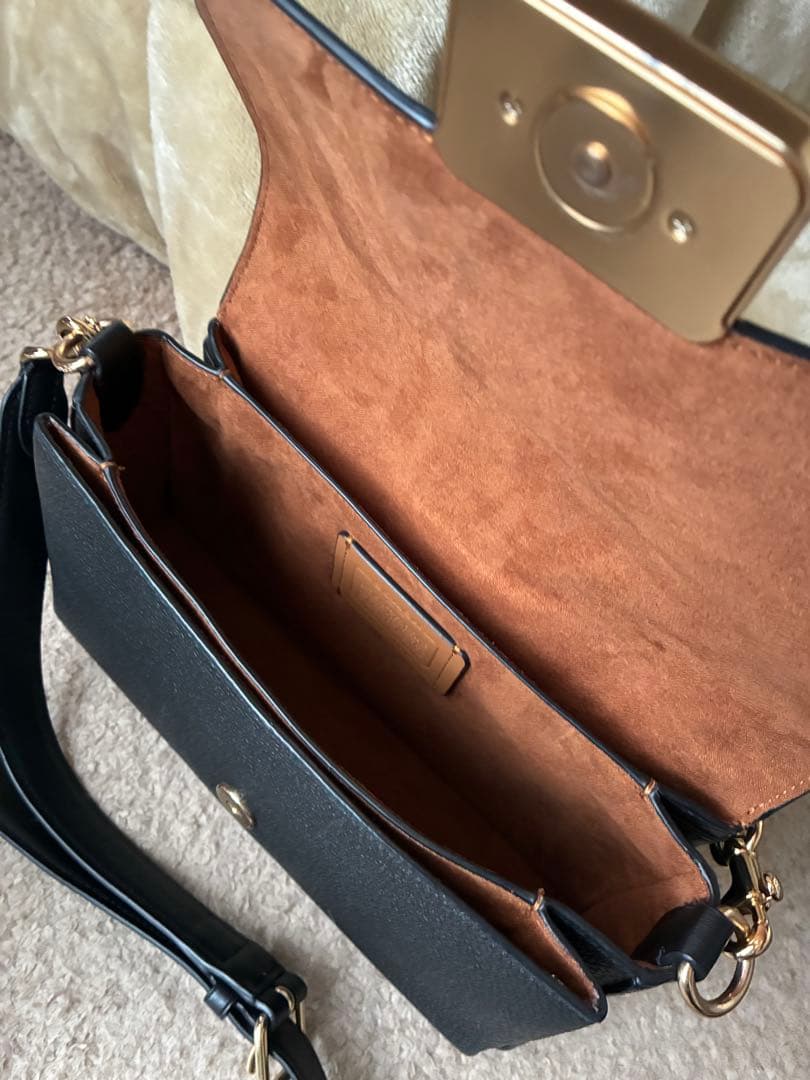 黒いレザー風ショルダーバッグ