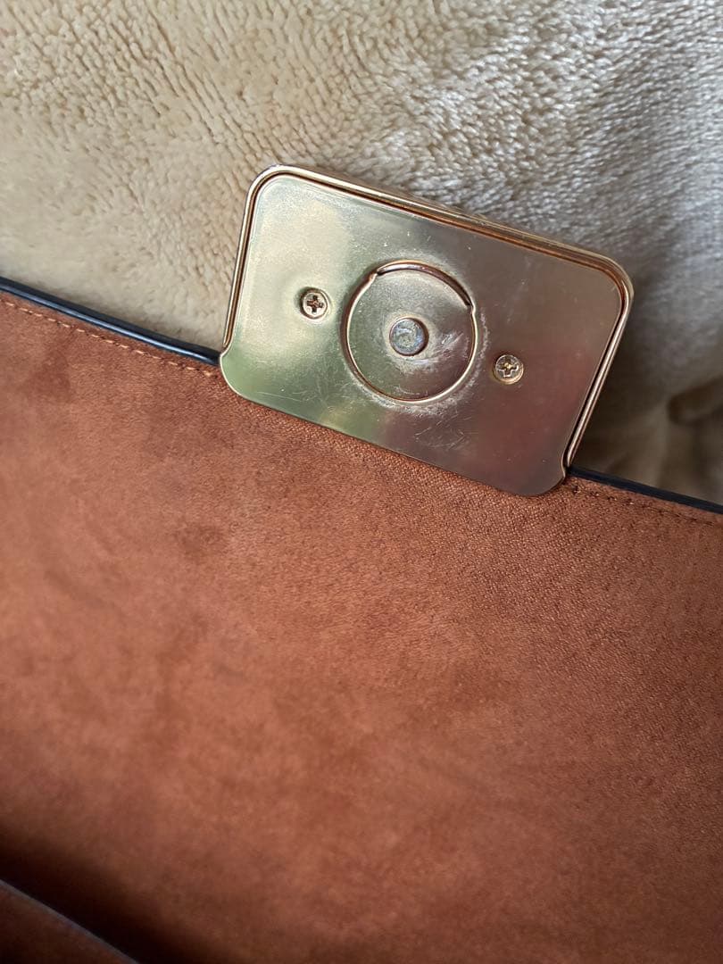 黒いレザー風ショルダーバッグ