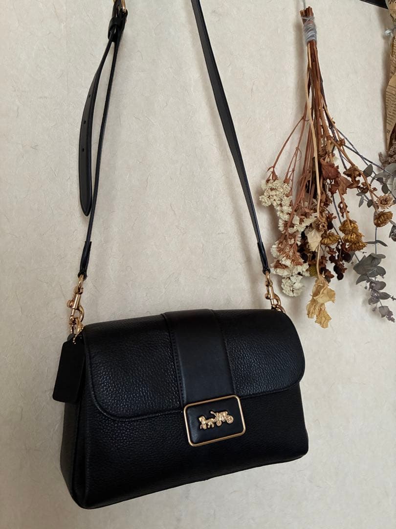 黒いレザー風ショルダーバッグ