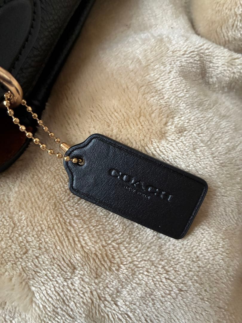 黒いレザー風ショルダーバッグ