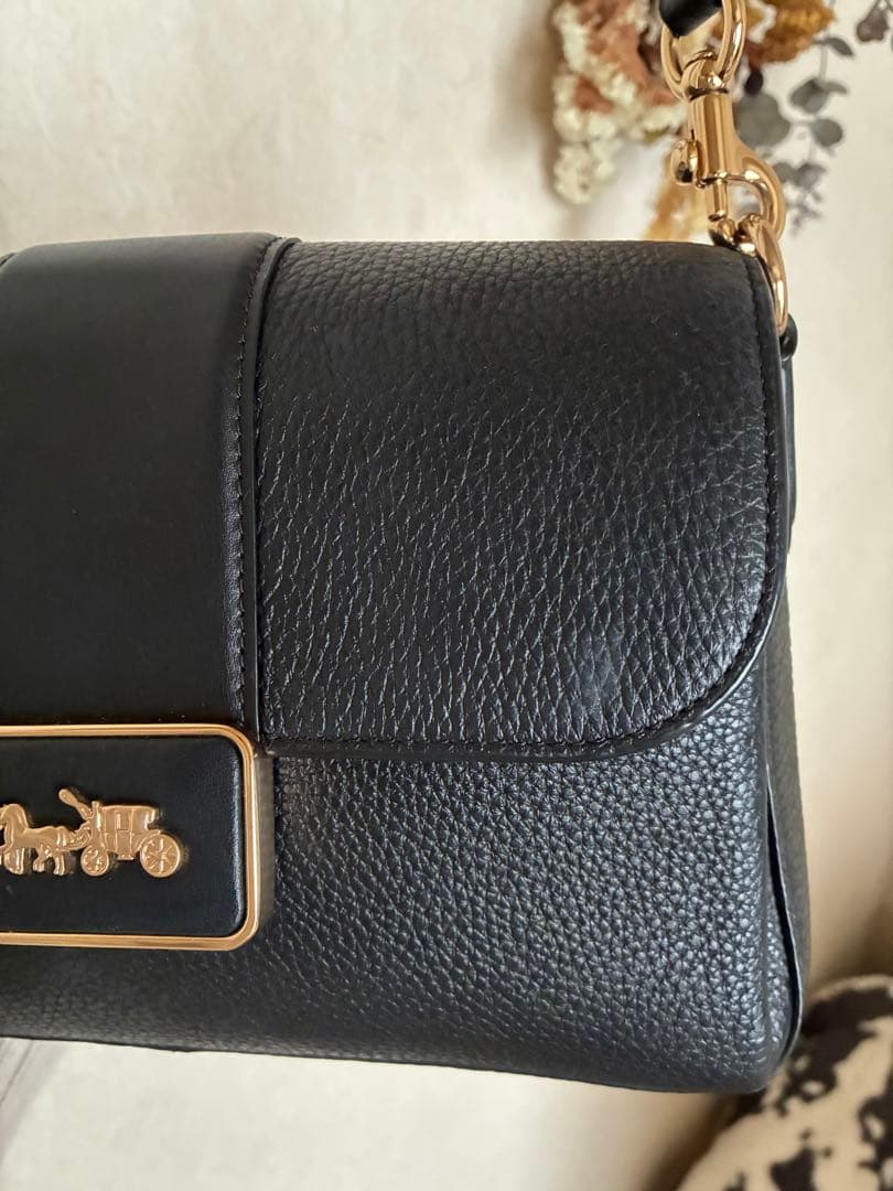 黒いレザー風ショルダーバッグ