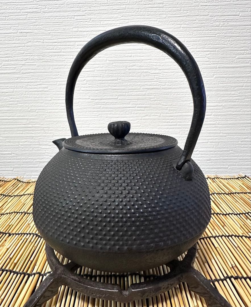 未使用品　南部虎山工房造　１０型アラレ　南部鉄瓶　南部鉄器　鉄瓶