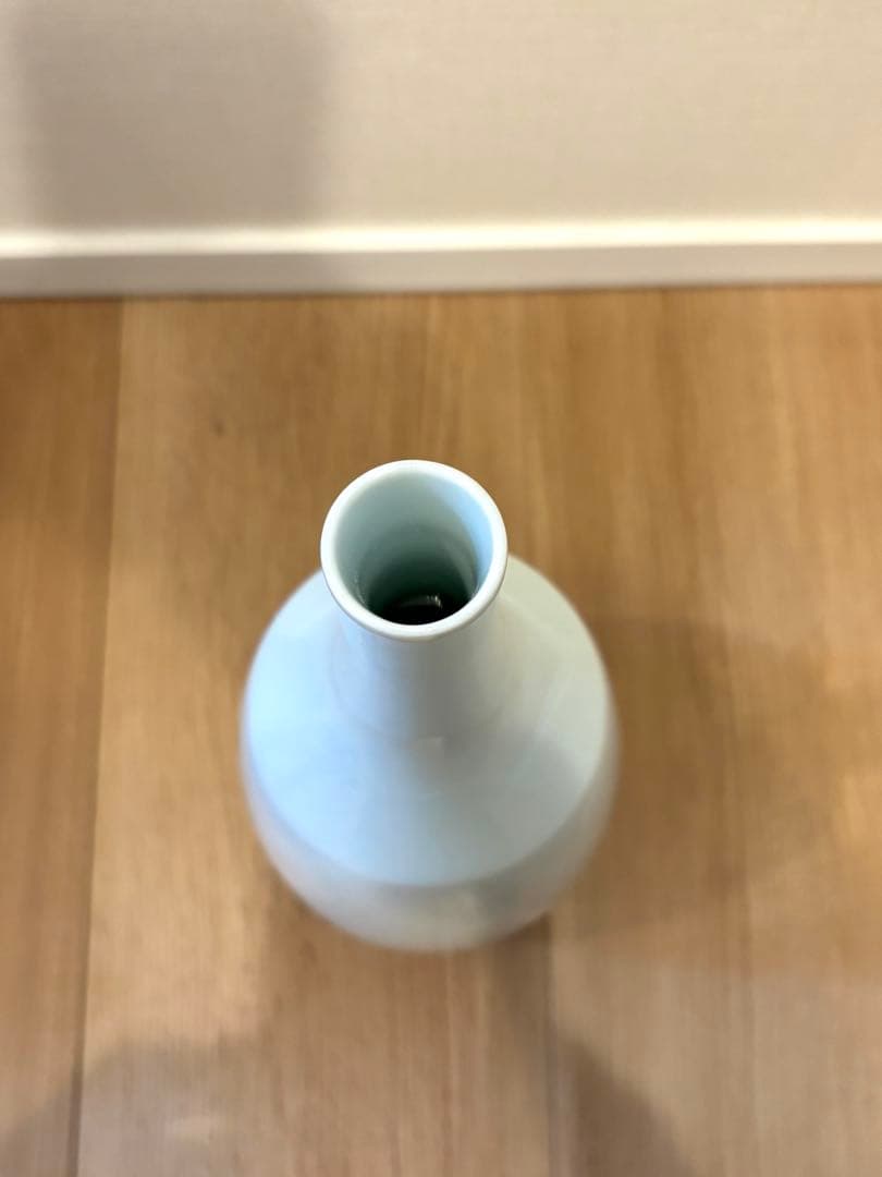 【井上萬二】白磁の伝統　日本の名窯　人間国宝　井上萬二　染彫麦文　小花瓶