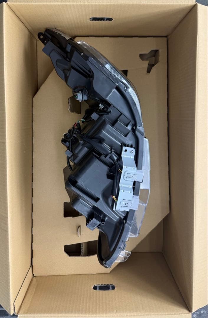 美品✨【トヨタ ヴォクシー80系後期 】純正 ヘッドライト 右