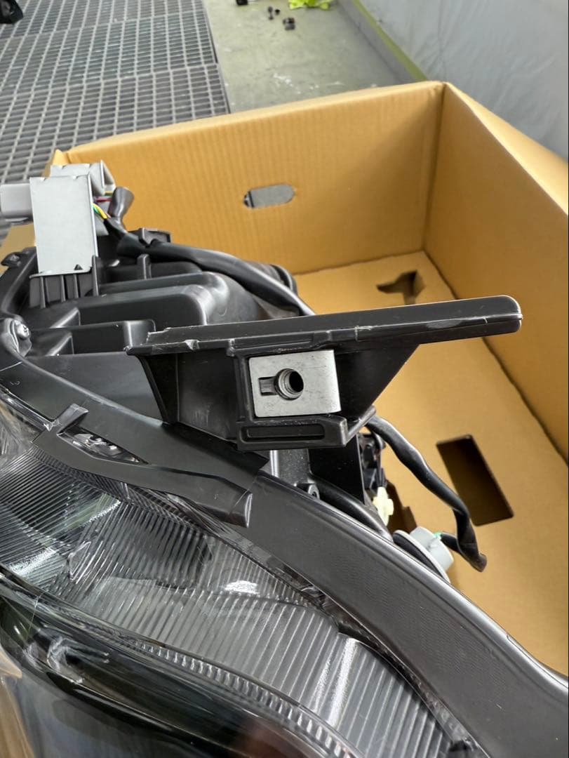 美品✨【トヨタ ヴォクシー80系後期 】純正 ヘッドライト 右