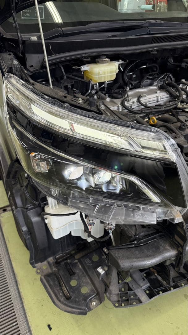 美品✨【トヨタ ヴォクシー80系後期 】純正 ヘッドライト 右