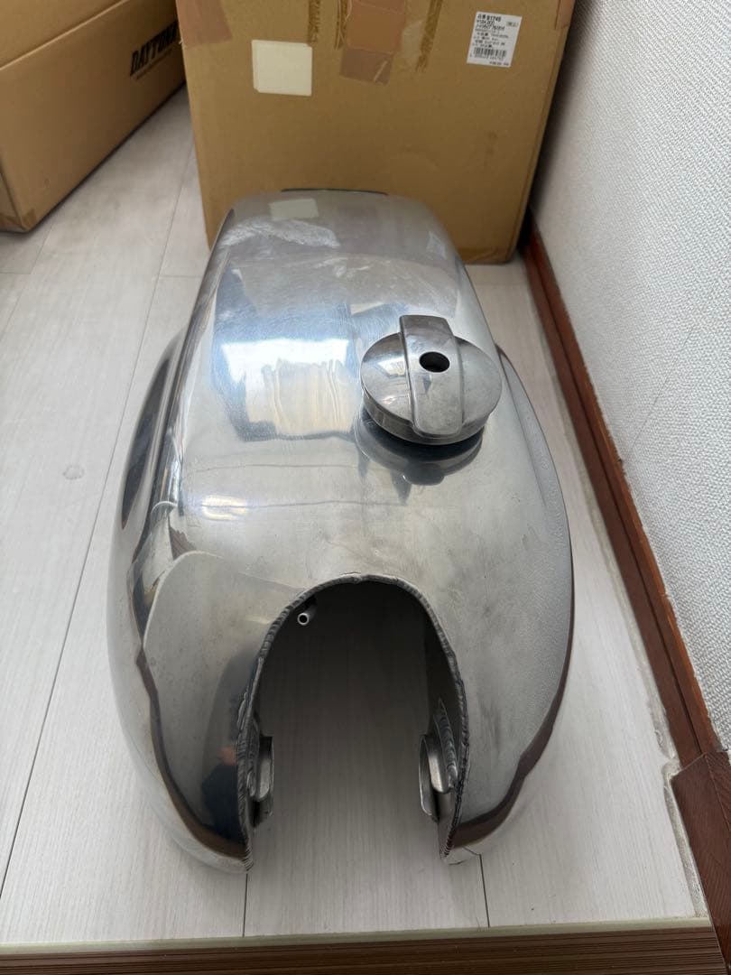 限界値下】SR400 デイトナ製アルミタンク　シートセット