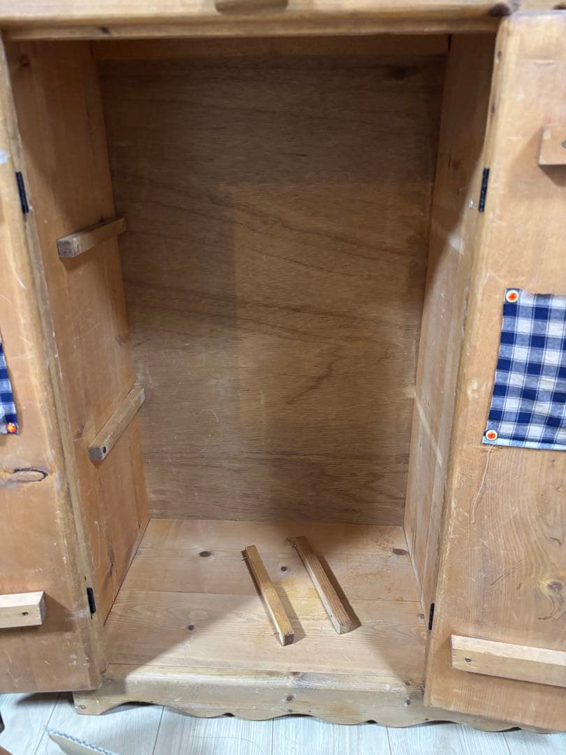 カントリー風木製シェルフ ハート型扉付き