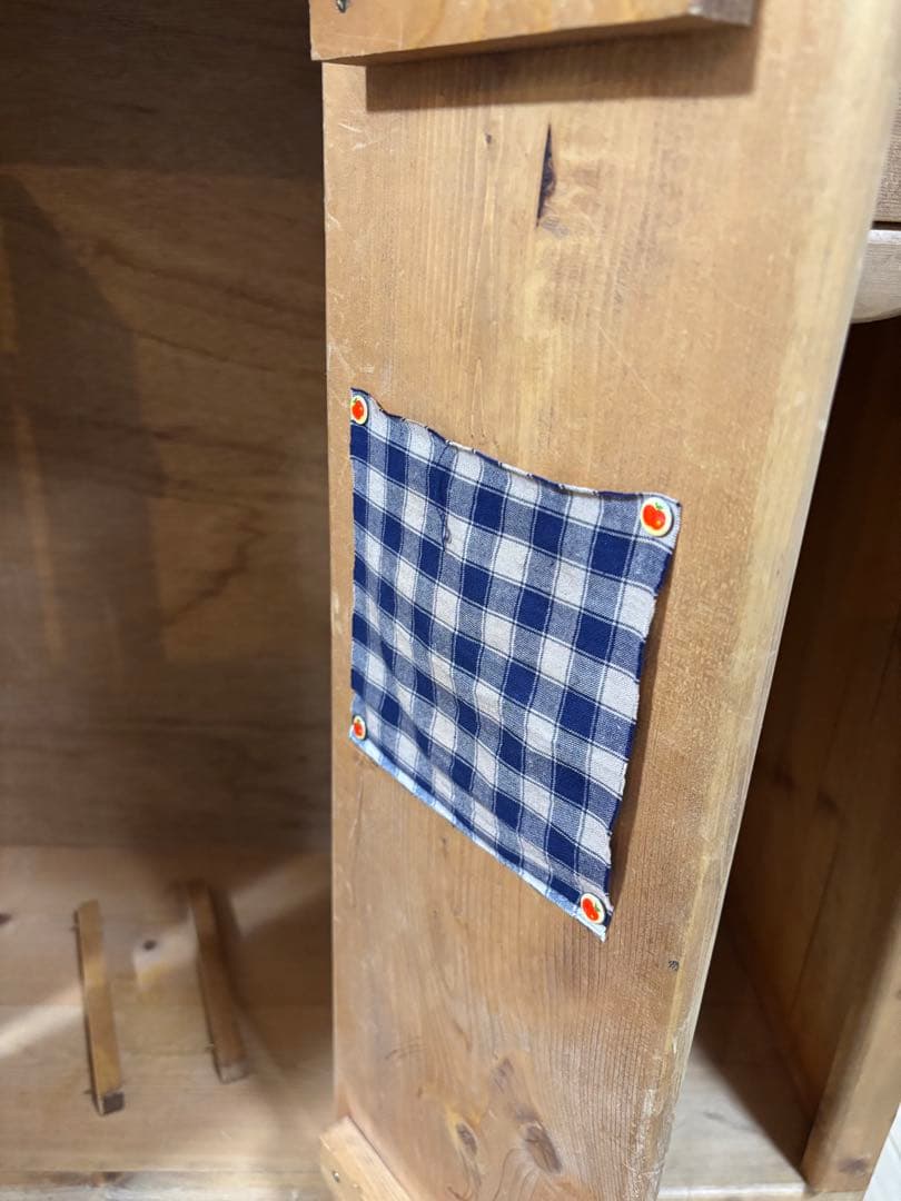 カントリー風木製シェルフ ハート型扉付き