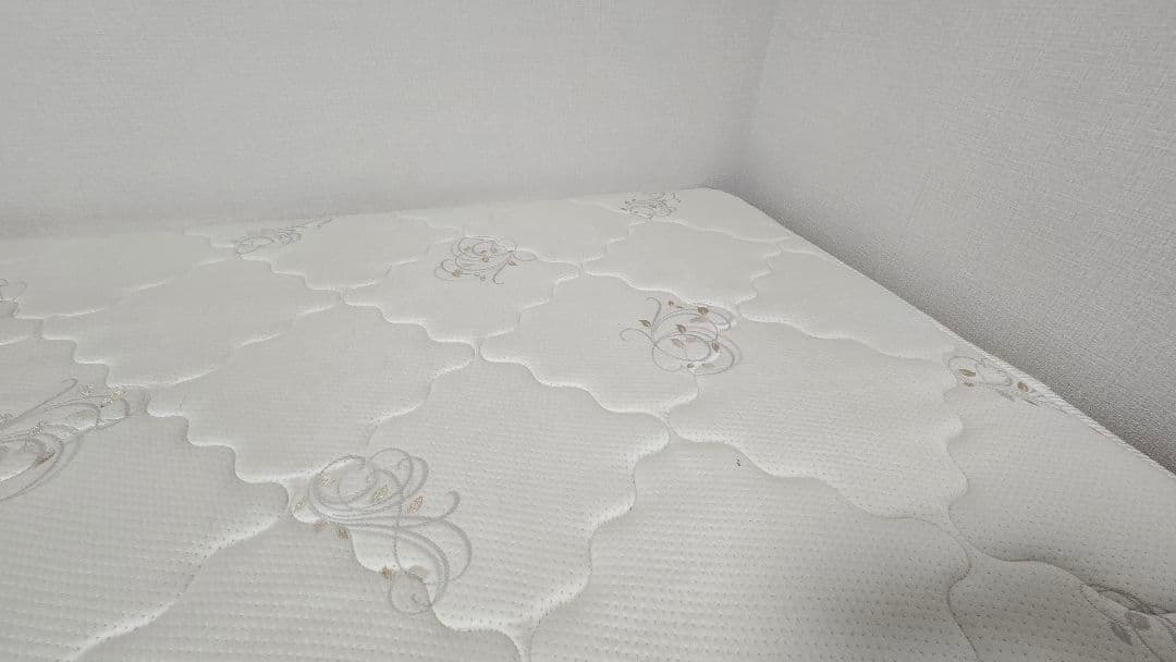 【値下げ中】ニホンベッド　セミダブル 　スプリングマットレス ＋ベッドフレーム