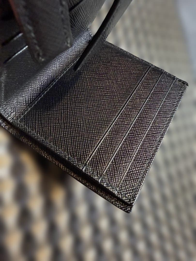 PRADA プラダ　折り財布　ブラック　サフィアーノ