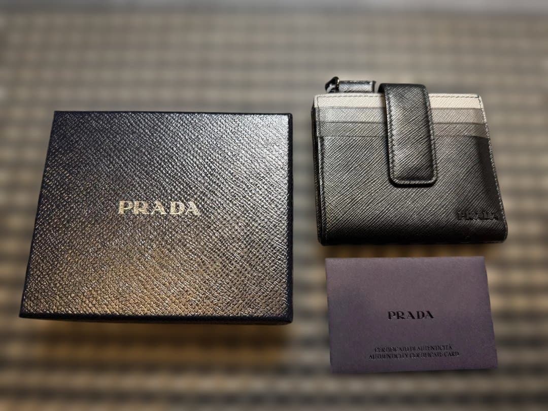PRADA プラダ　折り財布　ブラック　サフィアーノ