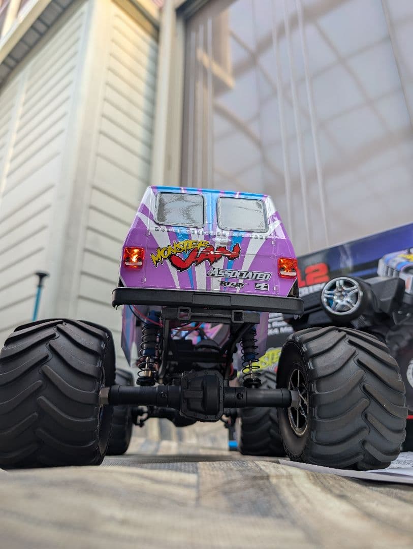 Associated MT12 4x4 Monster Van　RTR ラジコン