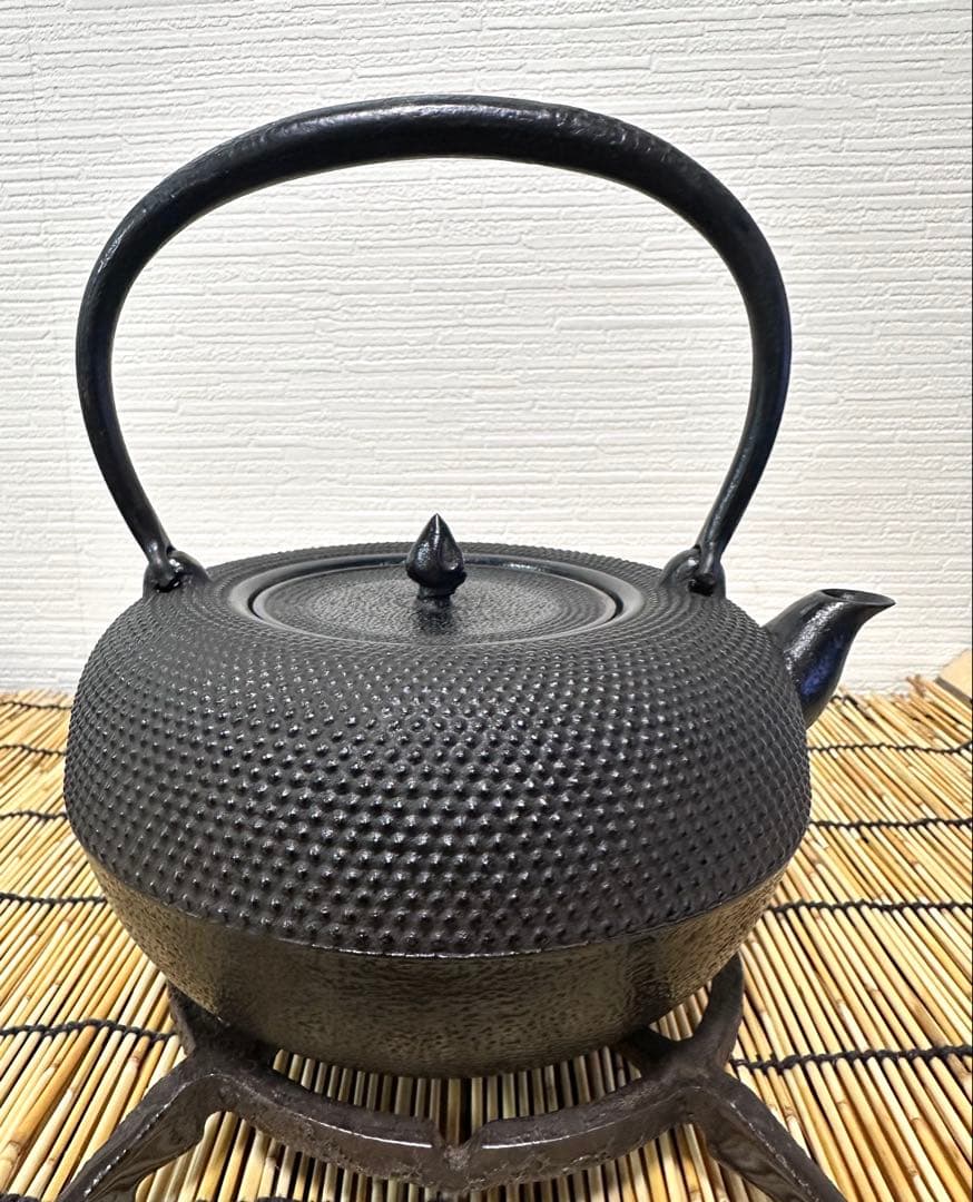 未使用品　敬典工房正寿堂山正　人間国宝髙橋敬典作１２型アラレ　南部鉄瓶