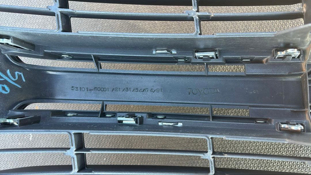 トヨタ プラド 150 中期型 ロゴ入りフロントグリル