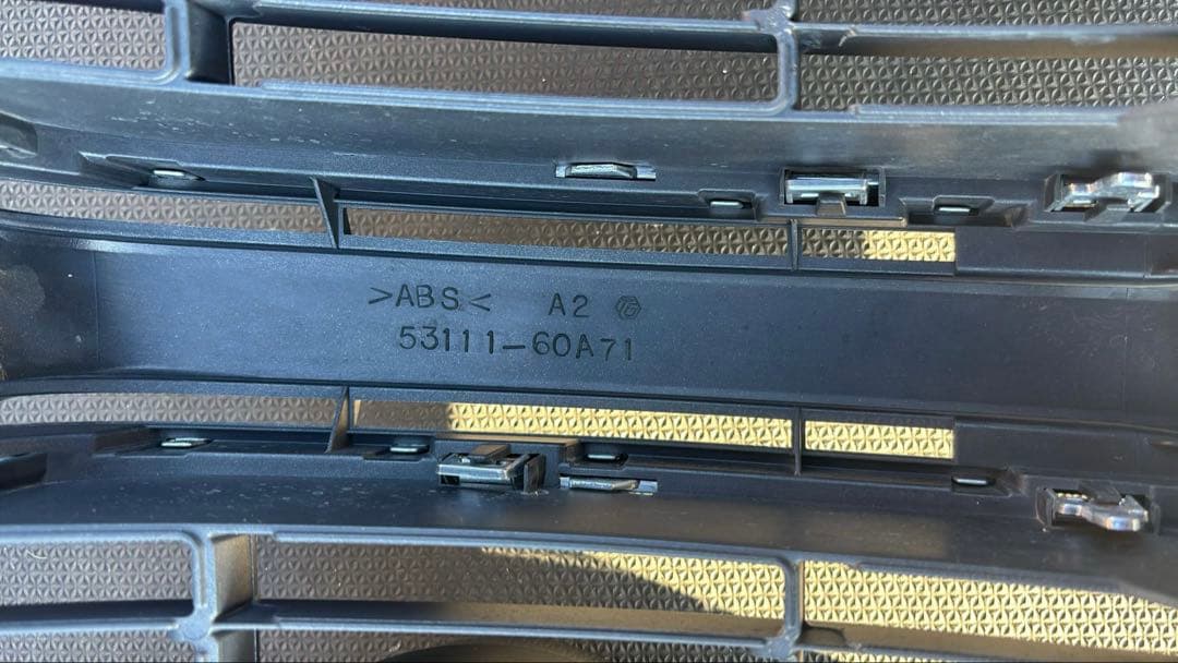 トヨタ プラド 150 中期型 ロゴ入りフロントグリル