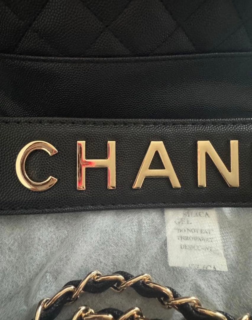 CHANEL ブラック キルティングショルダーバッグ