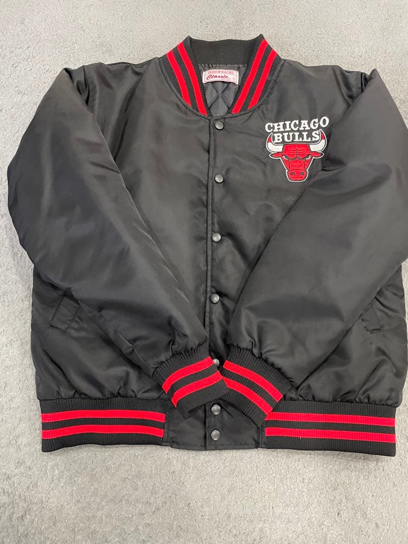 シカゴ・ブルズ スタジャン Sサイズ ブラック/レッド