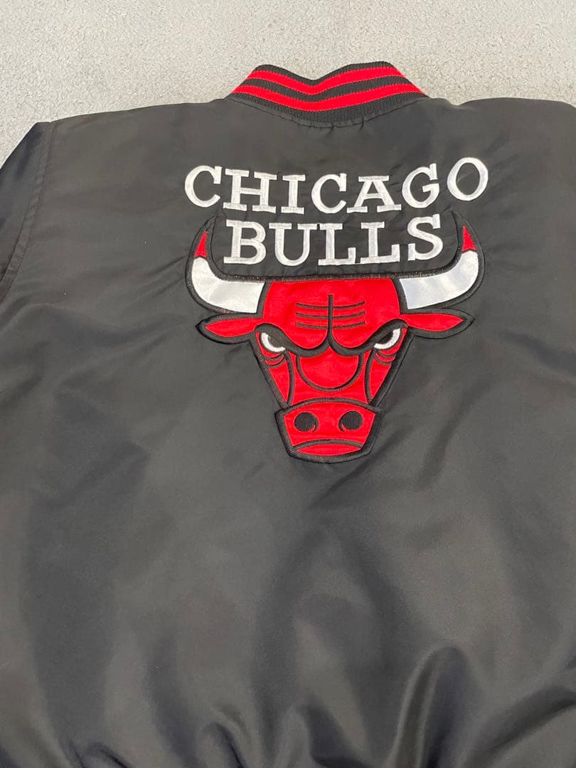 シカゴ・ブルズ スタジャン Sサイズ ブラック/レッド