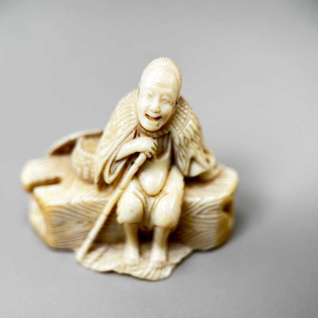 極上　根付　天然素材アンティーク骨董　飾り物　古美術　置物　細密細工　彫刻