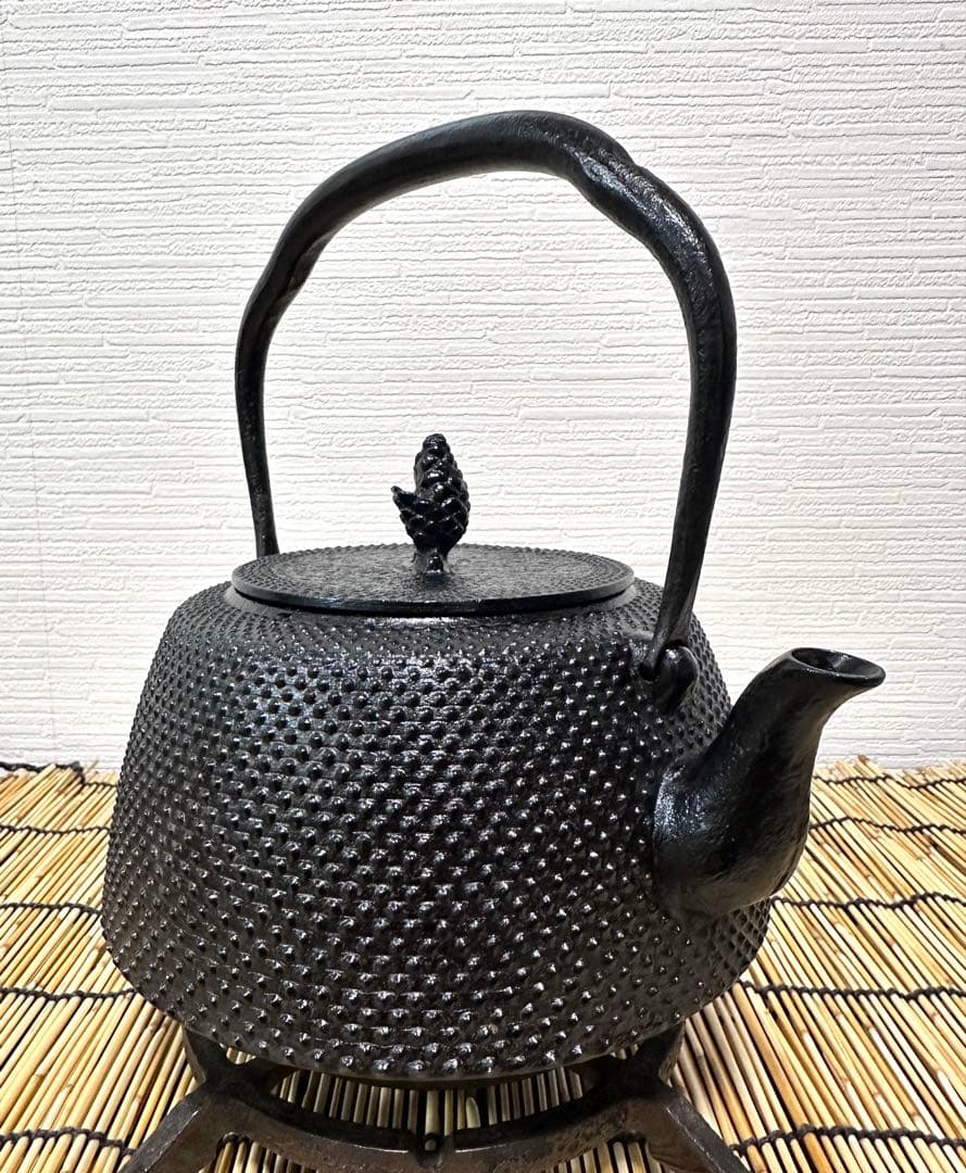 未使用品、保管品　南部岩鋳 四代目清末作 １５型　九重アラレ　南部鉄瓶