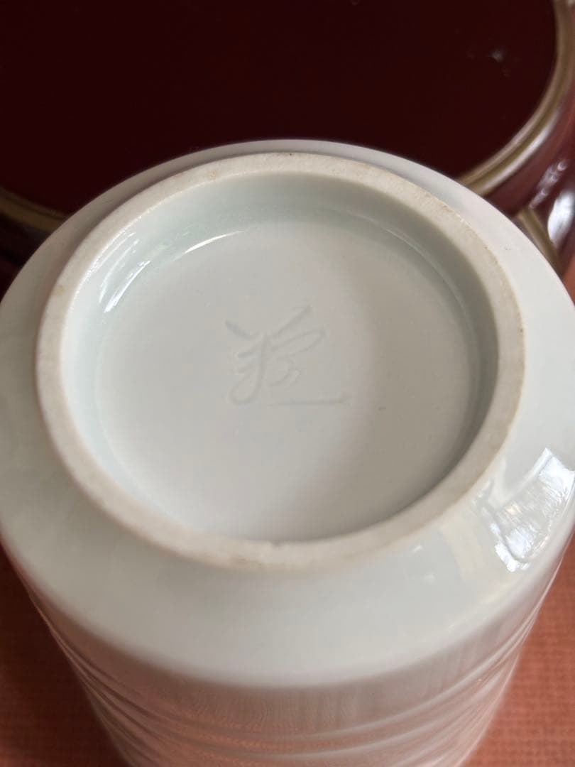 大英博物館日本人初個展鬼才澤田痴陶人作白磁彫刻文牡丹花繋囲垣文蓋付筒碗　未使用