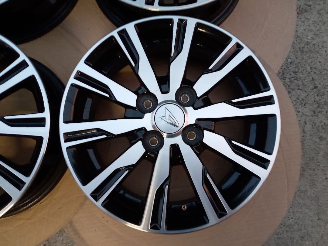 ダイハツ純正ブラックポリッシュホイール