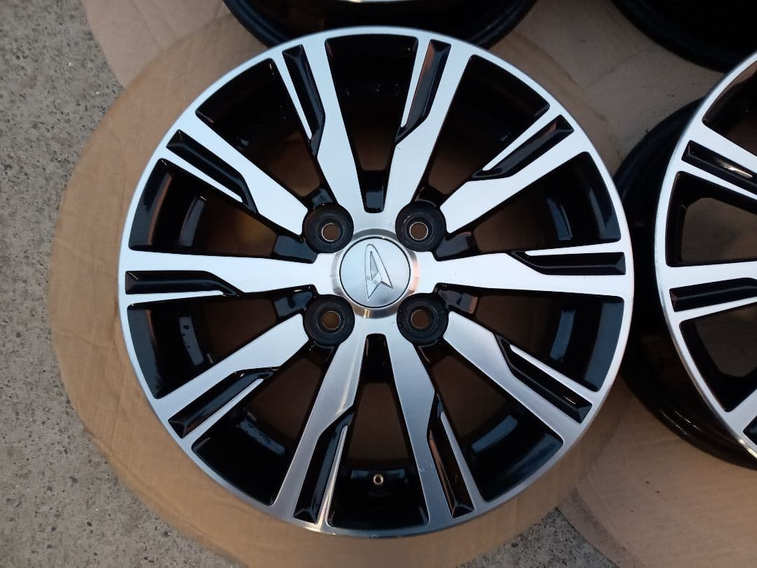 ダイハツ純正ブラックポリッシュホイール