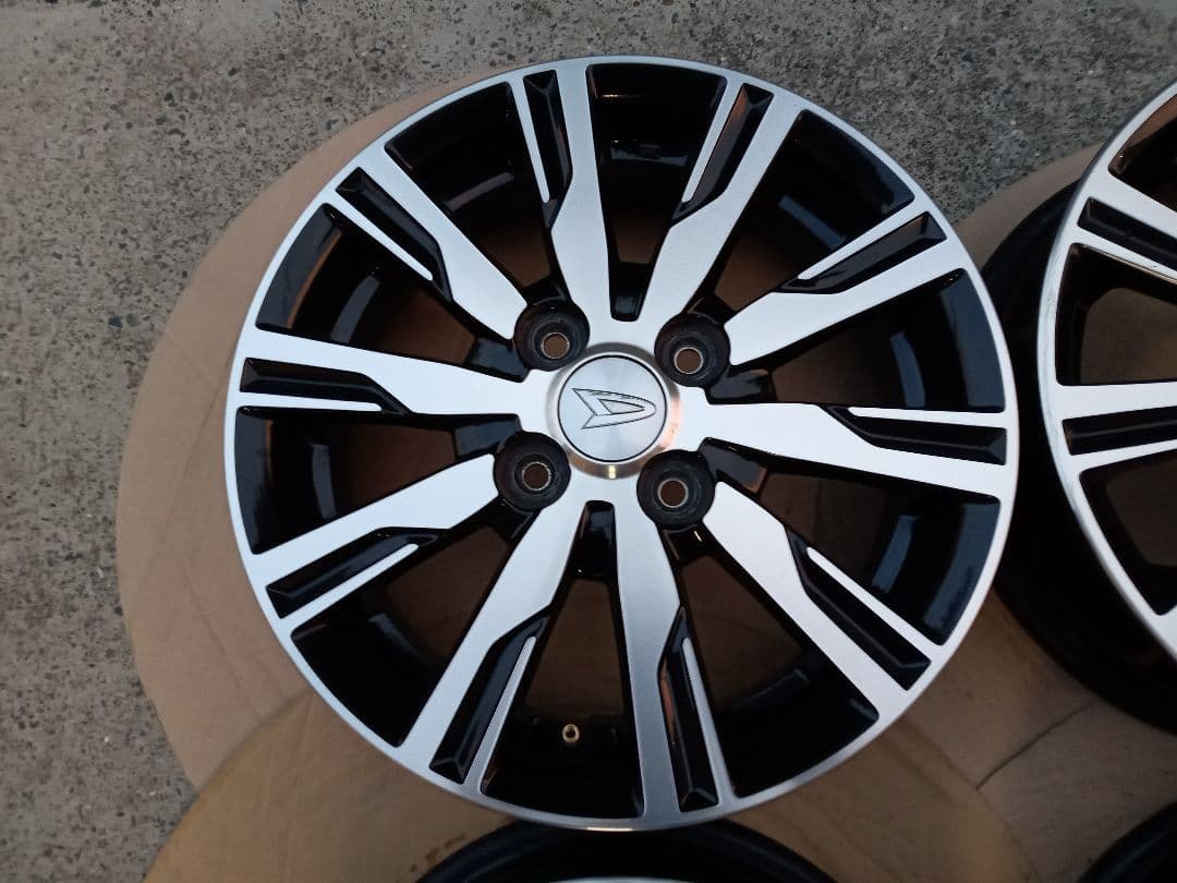 ダイハツ純正ブラックポリッシュホイール