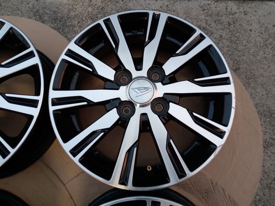 ダイハツ純正ブラックポリッシュホイール